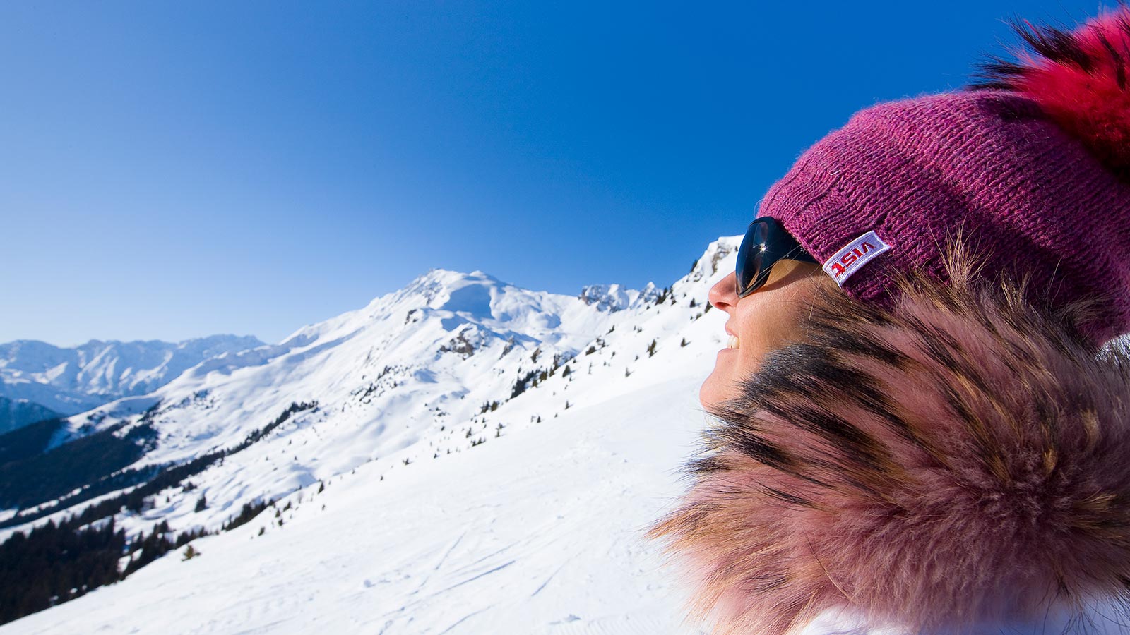 Detail eines Mädchens, das den Blick auf die Dolomiten rund um das Hotel mit Wellness-Center in Sterzing genießt