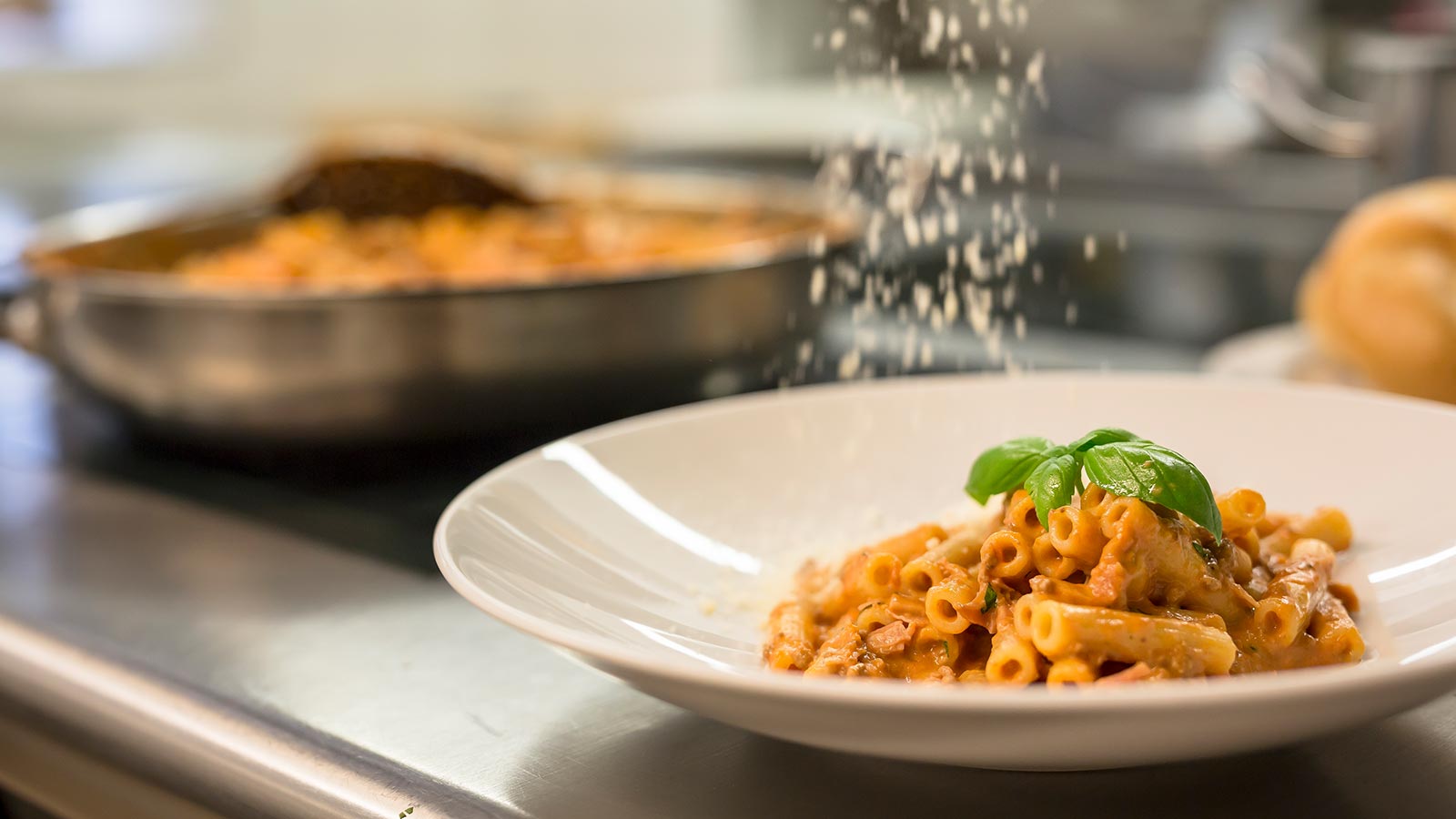 Dettaglio di un piatto di pasta al ristorante dell'Hotel Maibad