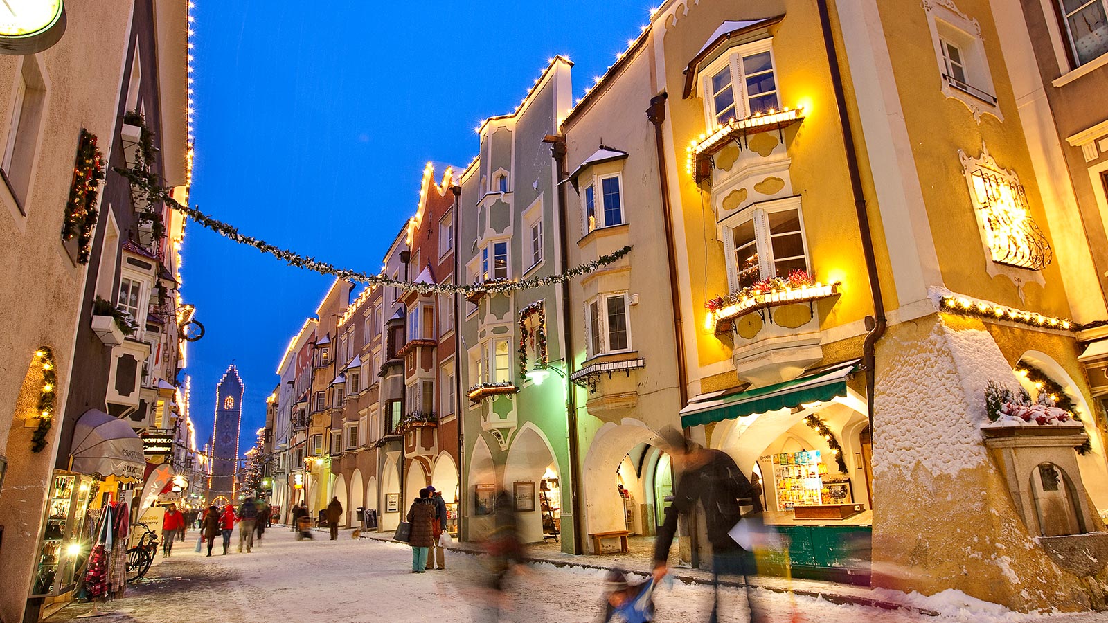 Una via del centro di Vipiteno durante la stagione invernale