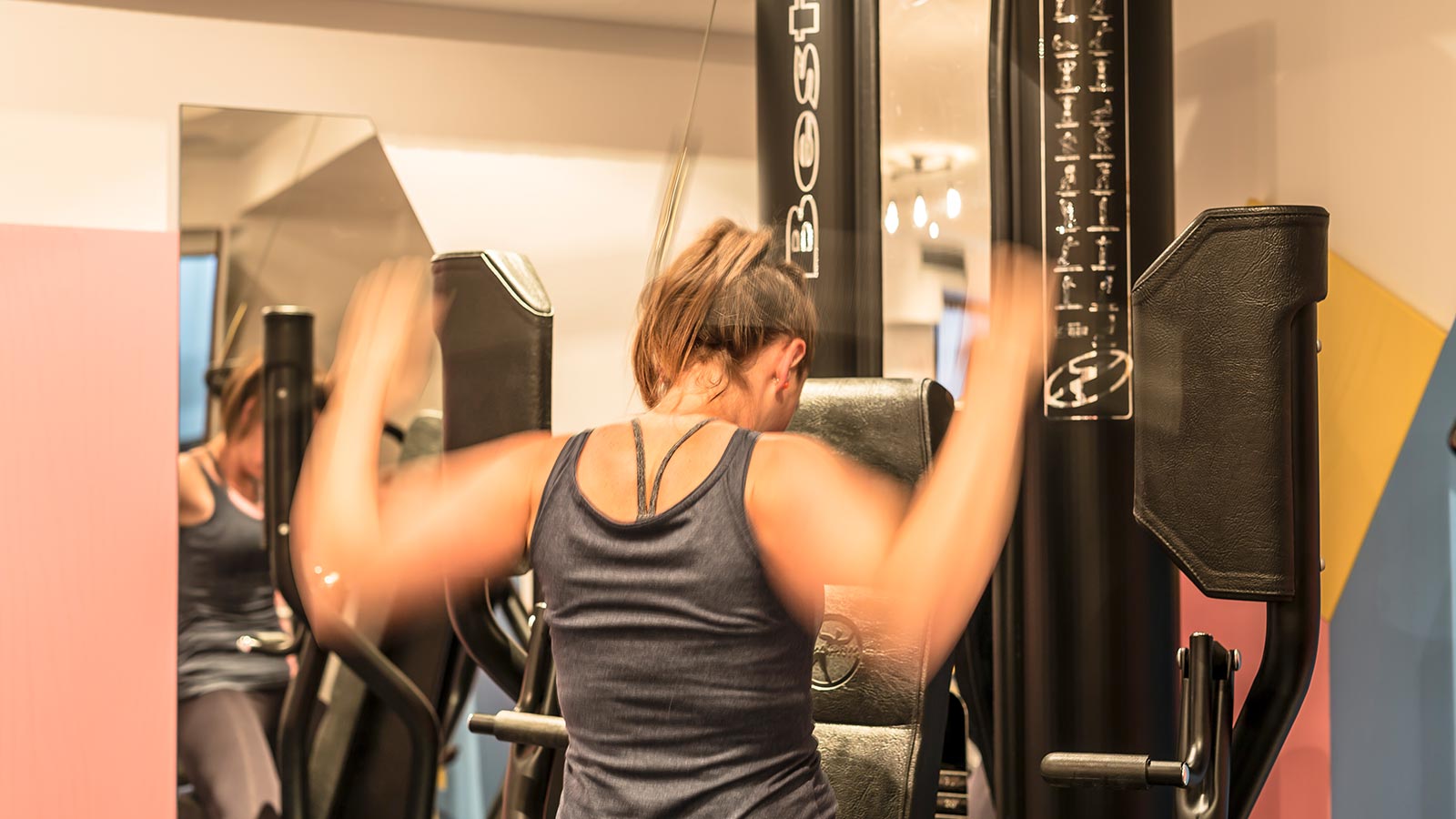 Una ragazza fa esercizio presso la palestra dell'Hotel Maibad